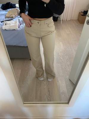 Beiga wide leg jeans från Stradivarius. Strl 38 (långa för mig som är 167). Använda 1 gång, 150 kr + frakt