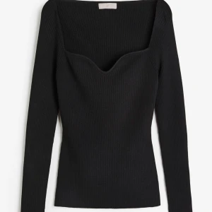 Ribbstickad topp - Ribbstickad topp från h&m. Använd Max 2 gånger! Super fint skick. Slutsåld på h&m. Säljer endast vid bra bud