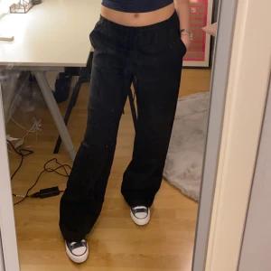 Linnebyxor  - Säljer dessa super fina linnebyxor från Zara. Köpta förra sommaren och de är använda men i fint skick. Säljer då jag inte kunde hålla mig från att köpa nya. Tryck inte på köp nu innan in stämt av med mig!🫶🏼