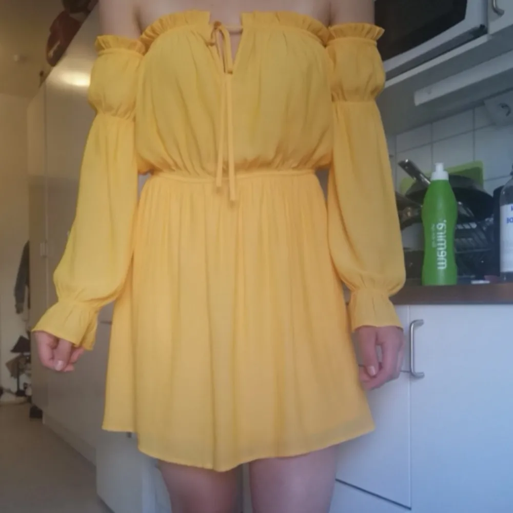 Superfin gul/orange off-shoulder klänning från Nelly. Storlek S. Köpt begagnad men passade tyvärr mig, så säljer den därför vidare. Endast använd 1-2 gånger så är i mycket fint skick!  Så fin till sommaren! ☀️. Klänningar.
