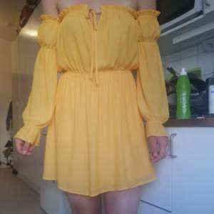 Superfin gul/orange off-shoulder klänning från Nelly. Storlek S. Köpt begagnad men passade tyvärr mig, så säljer den därför vidare. Endast använd 1-2 gånger så är i mycket fint skick!  Så fin till sommaren! ☀️