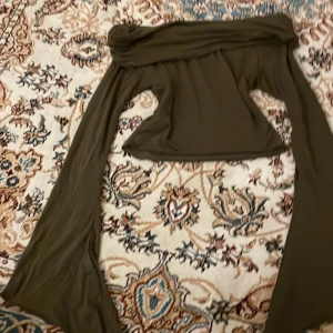 Festtopp - Superfin tröja med ett skönt material från SHEIN . Har inte använt den så mycket kontakta för mer bilder 💕