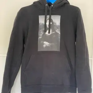 Hoodie från Thecoolelephant. Med motivet Mona Lisa på framsidan. Hoodien har en ficka fram även. Storlek är S och Hoodien är unisex. Hoodien heter Blinded art på deras hemsida och säljs för 599 kr. Vid frågor är det bara att kontakta mig ❤️❤️