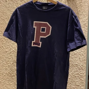  Vintage Ralph Lauren tshirt - Supersnygg enkel polo tröja.  I bra skick och inga problem med den.  Fråga om du har några frågor!