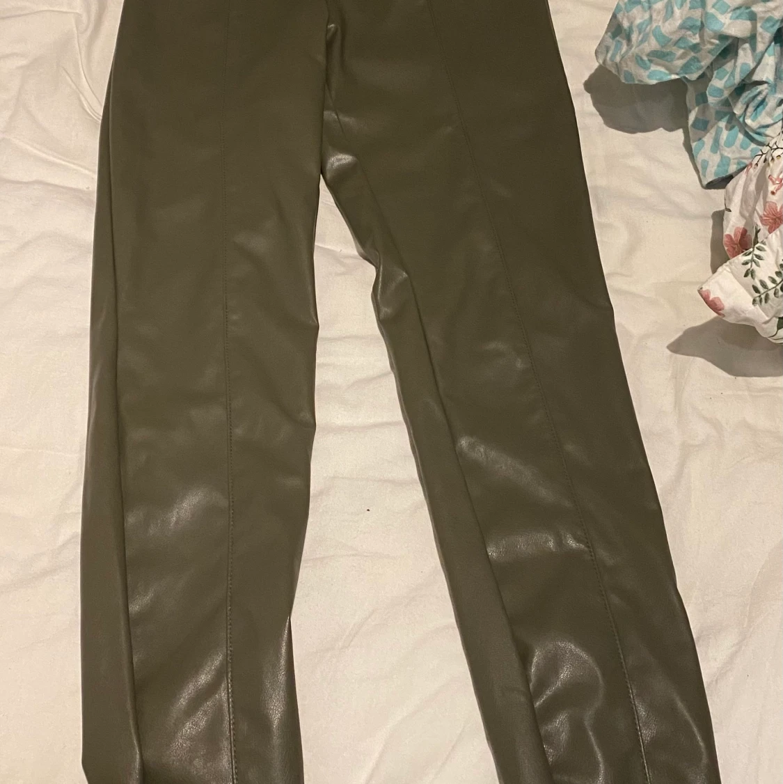 H&M gröna skinnbyxor  - 90