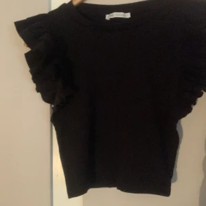 Zara linne S - Säljer detta superfina linnet från zara. Det är knappt använt och i nytt skick. Stolkek S men passar även XS och M. Skriv vid intresse eller frågor❤️