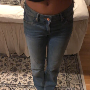 Fina lågmidjade jeans med lite bootcut - Hej jag säljer mina jättefina låg midjade jeans för 175kr!! De är i storlek 34 och är lite för stor för mej min också lite för korta. De e låg midjade med en liten bootcut. Fråga mej om ni är intresserade eller undrar något💕