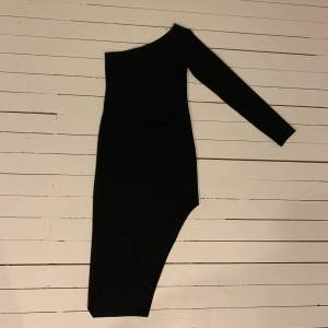 Osymmetrisk klänning från Junkyard. Köpt för lite mer än ett år sedan. Använd få gånger, fint skick.  Köparen står för frakten💞