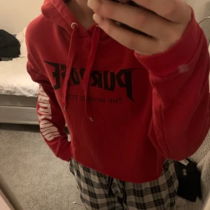 Hoodie  - Säljer denna röda (croppade) hoodien. Säljer för den är lite stor vilket gör att den inte kommer till användning. 