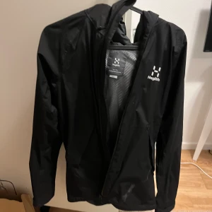 Haglöfs Jacka  - Perfekt jacka för regnigt och blåsigt väder Helt okej skick  Storlek XS
