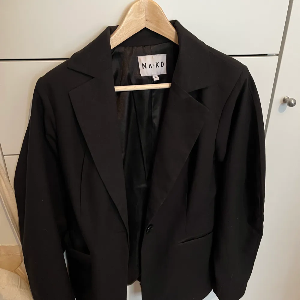 Säljer en svart blazer från NA-KD i storlek 32. Superfin! Nypris 500 kr🥳 kan skickas eller mötas upp i Stockholm! . Kostymer.