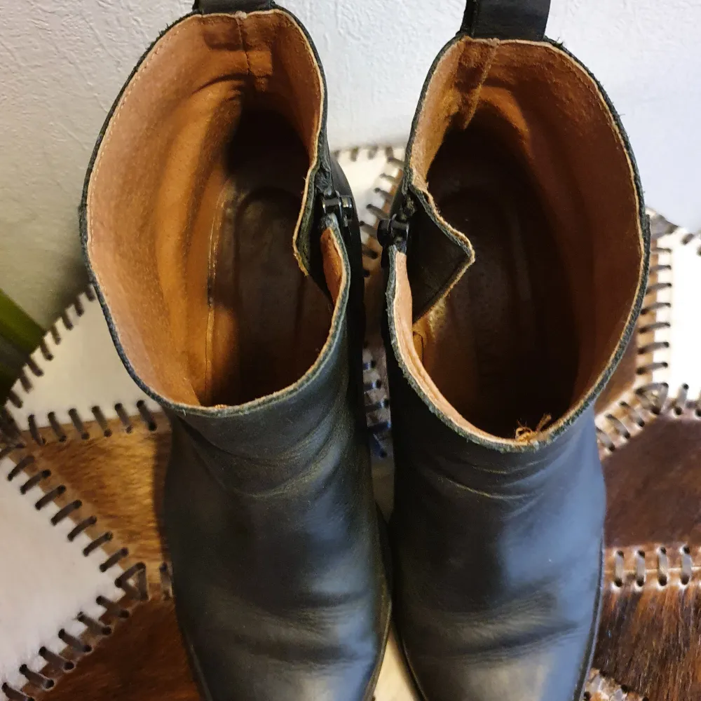 Svarta boots i äkta läder i god skick.  Klackhöjd 7cm Stl 39. Skor.