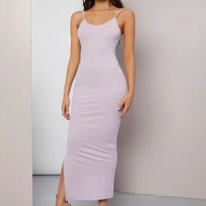 Långklänning  - Superfin ljuslila klänning med lite glitter, från shein. Väldigt gott skick. Första bilden lånad