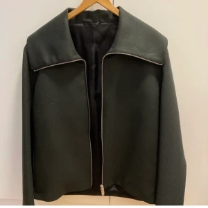 Cos jacka  - Säljer denna mörkgröna jacka från COS, nypris runt 2000kr finns inte att köpa lämgre. Säljer för den inte kommer till använding. Finns fickor samt innerfickor. Det är herrstorlek men skulle säga att den är som en damstorlek M. Hör av er vid frågor 💗 