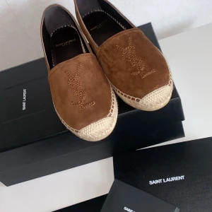 Yves Saint Laurent espadrilles - Inköpt 2019, knappt använda. Storlek 35 men passar också en som har 36 men sitter lite tightare då.  Äkthetsbevis och kvitto finns!