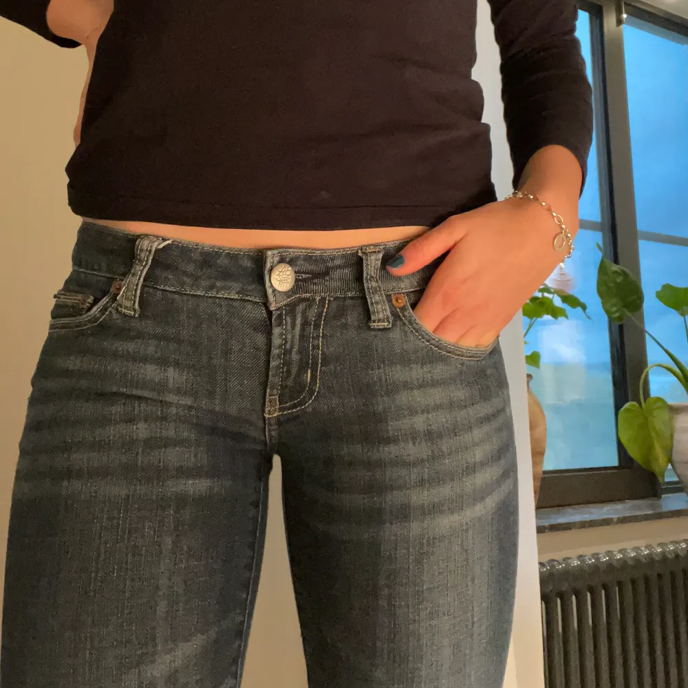 Assnygga bootcut/straight jeans! Står ej storlek men passar mig och jag brukar ha 36 i vanliga fall, dock är de nån cm för korta i benen på mig som är 175:) . Jeans & Byxor.