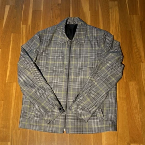 Rutig Harrington Jacka - Rutig Harrington Jacka!  Storlek M  Bra skick, använd fåtal gånger