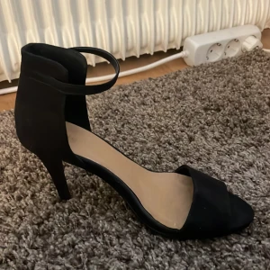 Klackar  - Säljer mina klackar från la redoute då de är för stora för mig. Annars jättefina 😊