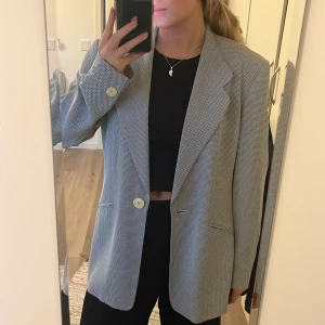 GERRY WEBER - kavaj - Säljer min superfina GERRY WEBER kavaj! Storlek är ej benämnt men skulle säga att den passar både S och M. Säljer pga har andra kavajer som jag får mer användning av. Jag är själv en S