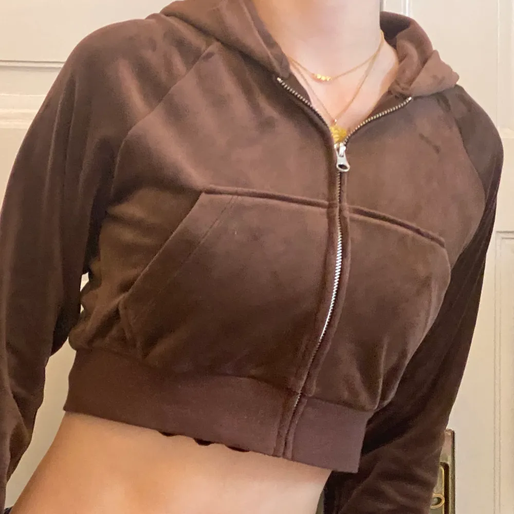 Croppad brun hoodie med zipper i velour från Divided, nyskick och knappt använd! 🧸🎀. Hoodies.