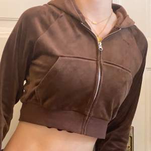 Croppad brun hoodie med zipper i velour från Divided, nyskick och knappt använd! 🧸🎀