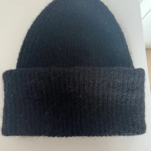Mössa - En mysig mössa från Åhléns. Nästan helt oanvänd och i fint skick. Pris kan diskuteras
