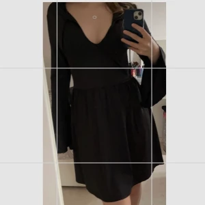 Satin klänning  - En klänning i satinmaterial som formar kroppen så fint. Klänningen kommer med störning som du kan ha ifall du vill stänga lite för brösten. Klänningen är från IVYREVEL, köpt för 640kr. Köparen står för frakt