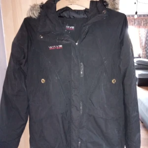 Parkas Wave protech med luva och pälskant .storlek 38 . - Parkas Wave protech med luva och pälskant .storlek 38 knäppes med dragkedja och knappar fram samt fickor. Hämtas i Skene alt skickas o köpare betalar frakten o Swishbetalning tillämpas .frakt inräknat i priset .(104 frakt).