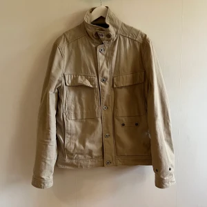 G star Raw Jacka - Tunn beige jacka storlek clean men sitter som L. Nypris 1599kr bra skick
