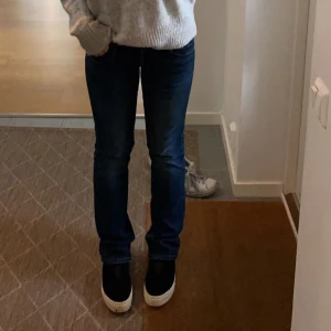 Bootcut jeans LTB - (Tillfälligt Sålda) Ett par snygga LTB jeans, valerie, som dessvärre var lite för små för mig. Jag är 167 och jeansen går precis ner över fötterna. Fin färg och skit snygga! 