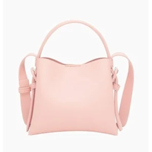 Mango Väska - Säljer nu denna populära slutsålda väskan från Mango, den har inte kommit till använd och därför säljer jag❤️