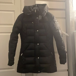 Vinterjacka - Här är min gamla Rockk&Blue jacka som inte kommer till användning då jag växt ur den. Köpte för två år sen använde inte den jätte mycket då men den har ett pyttelitet håll vid magen men inget som märks. ☺️(äkta päls finns till oxå + 100kr) kan välja utan