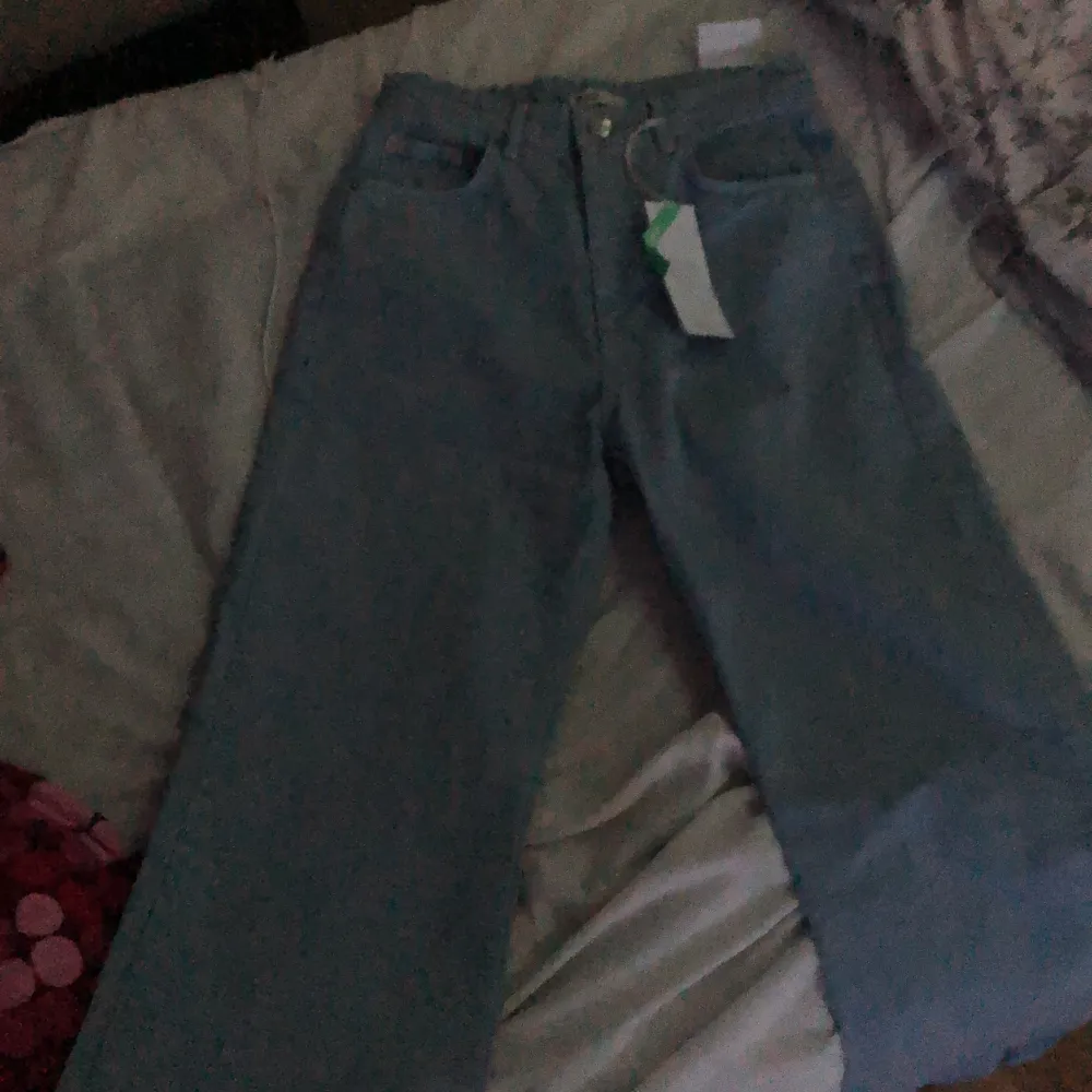 Ett par jättefina jeans ifrån Gina helt oanvända, passade inte mig i storleken. Storlek 36. Jag är 172 å i lägnd passa dom men dom va för små i midjan. Jätte fina byxor :) 😇. Jeans & Byxor.
