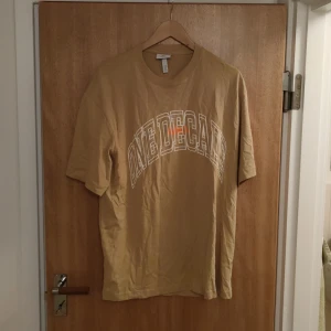 Oversized beige tshirt - Oversized beige tshirt I nytt skick
