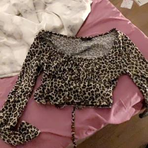 Leopard tröja. - Leopard tröja som sitter urringat. Skit fin köpt från SHEIN.