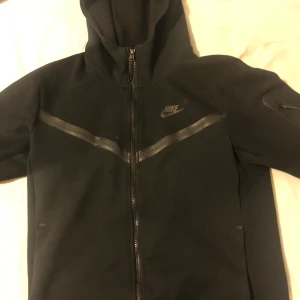 Nike tech fleece kofta (Svart) - Säljer denna då jag inte vill ha den mer och behöver sälja den. God skick o inga skador 