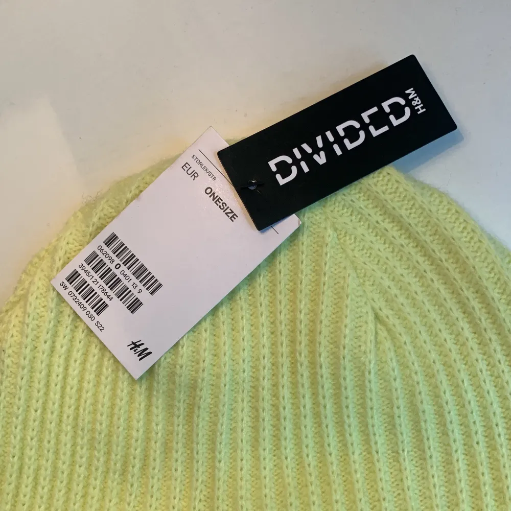 Säljer en as cool gul mössa ifrån HM med prislappar kvar. Mitt pris 40 kr inklusive frakt. Asusteet.