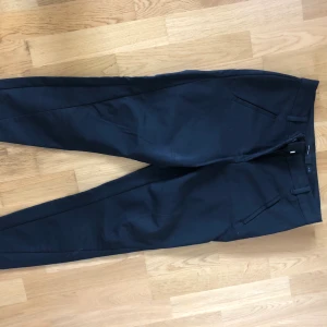 Kostymbyxor Vero Moda - Tighta, ankellånga, medellånga i midjan. Sparsamt använda