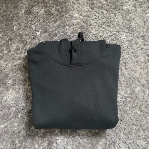 Nike hoodie - Snygg och simpel hoodie från nike. Storlek M och i använt skick. Om du har någon fråga så är det bara att ställa den i dm🙂