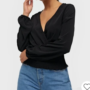 Svart blus - En svart blus från märket Sisters Point i storlek M, endast använd en gång. Jag har sytt några stygn i urringningen för att den inte skulle vara så djup, men det går enkelt att sprätta upp om man föredrar den lite djupare, Nypris 349kr