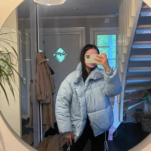 Ljusblå vinterjacka - Så fin vinterjacka i en ljusblå färg ifrån Gina tricot, strl S. Fint skick 💘