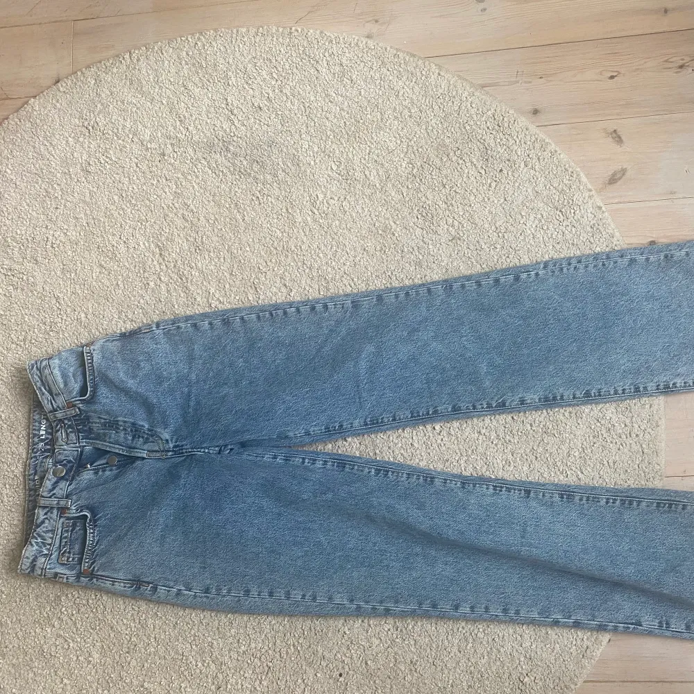 Super fina jeans från bikbok. Säljs pågrund av att dem inte används. Jätte fina nu till hösten. Köpt för 600. Jeans & Byxor.
