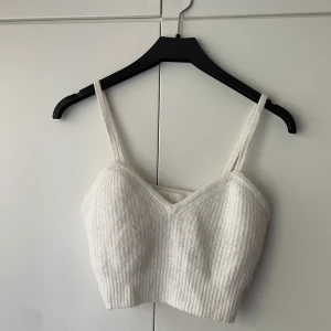 Stickad topp - Suuupermysig stickad topp som går att ha både till fest eller myskväll!💘💘