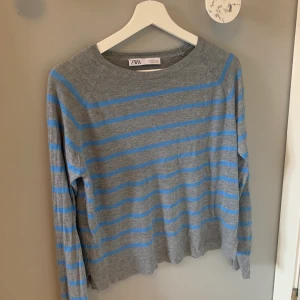 Bas Tröja - Super snygg finstickad bas tröja från Zara, tröjan är i jätte fint skick och har inga defekter. Det är storlek S men jag har XS och den sitter jätte bra. Kom gärna med prisförslag då jag gärna vill sälja tröjan. Frakten beror på. 