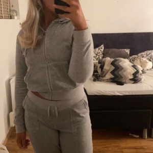 JUICY COUTURE SET  - NY Både byxan och tröjan  Färgen är SILVER MARL  Köpt på Raglady på Arkaden i Gbg för 2098kr Säljes för 1700kr Storlek L men passar en M bättre. Jag på bilden är 173cm