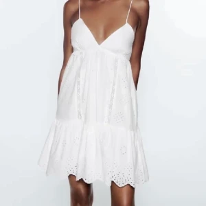 Zara klänning - Säljer denna superfina trendiga klänningen från zara! Helt oanvänd endast testat, tyvärr var den för liten för mig💓 Köparen står för frakt! !TRYCK INTE PÅ KÖP DIREKT!