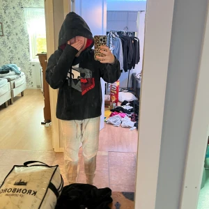 Fox hoodie - Använder aldrig. Jätte skön. Stor med bredd men kort neråt och i armarna. Luvan är stor. Jätte fint skick💗