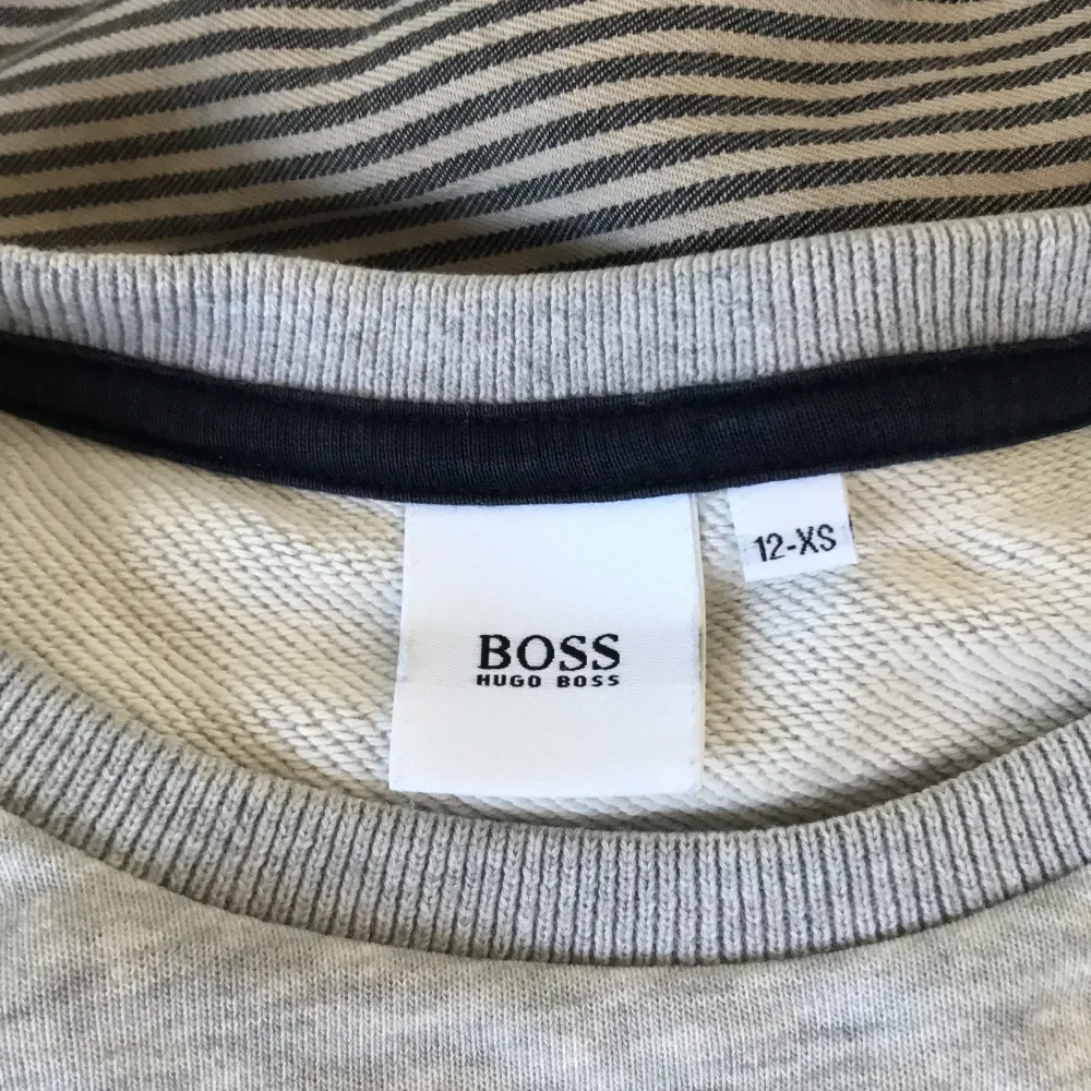En grå tröja från Hugo boss, passar bra, inga fläckar, inte trasig, är som ny. Säljs eftersom storleken inte passar mig.. Tröjor & Koftor.