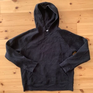 Our Legacy Hoodie - Svart Our Legay hoodie, skuba material. Storlek 48/S, men kan användas som M. Bra skick, litet fel vid huvan som knappt syns.