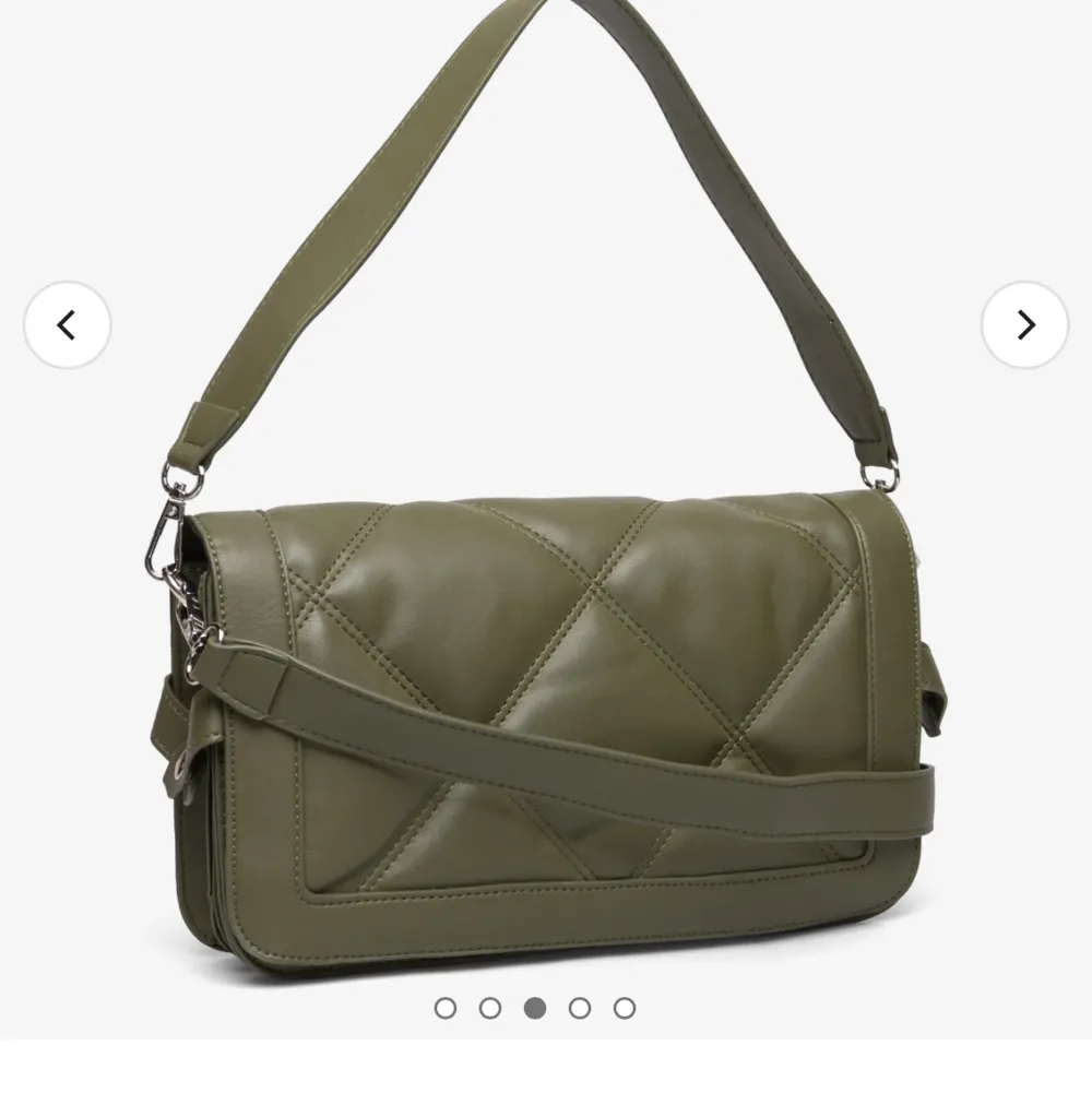 Grön väska från Gina, tillkommer kort och långt band till knappt använd skriv för fler bilder💚. Väskor.